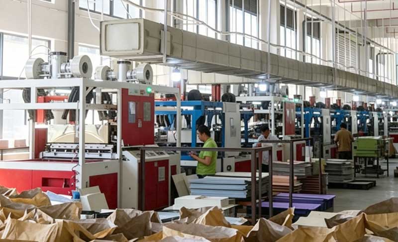 ABS luggage shell injection molding production line, hard suitcase manufacturing factory workshop
